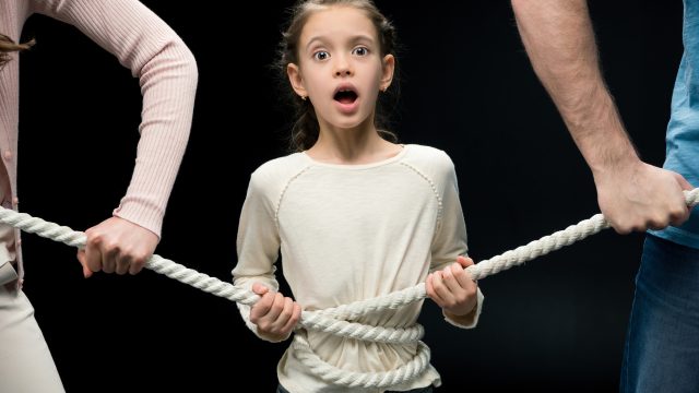 Родители искат споделено родителство без взаимно съгласие - на снимката: дърпат въже към себе си, което стяга и притиска тялото детето им